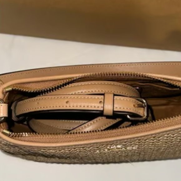 Coach Teri Shoulder Bag. - Picture 3 of 3